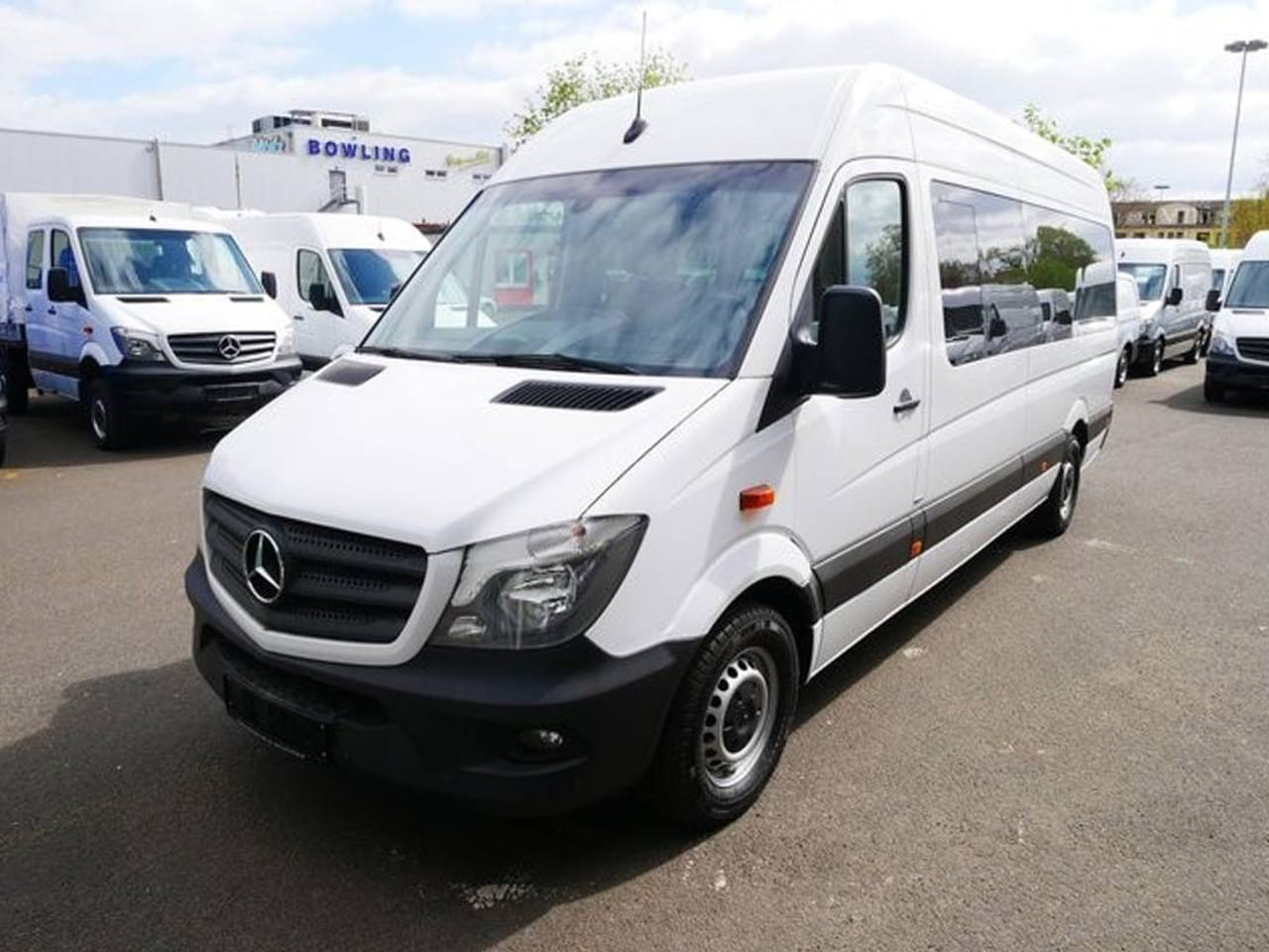 Спринтер в германии. Sprinter van Rental. Спринтер 9+1. Mercedes Benz Sprinter sariq 316 CDI 2012 yil. Лизинг Мерседес.